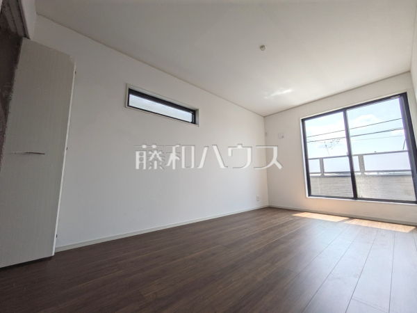 3号棟　居室　 木目が美しいウッディなフローリングの居室は、穏やかで心安らぐ空間となるでしょう。 【昭島市中神町２丁目】