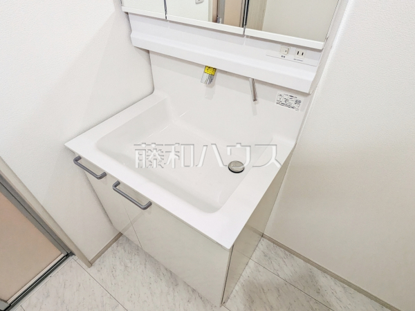 4号棟　洗面室　 洗面化粧台のボウルは汚れにくく、幅も広めでお掃除も楽々できます。 【昭島市中神町２丁目】