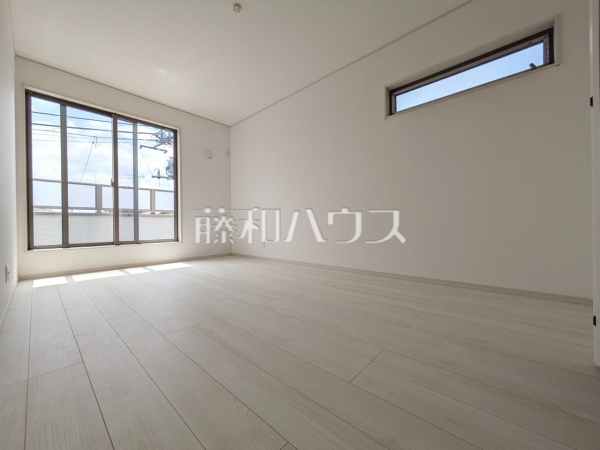 4号棟　居室　 居室から直接バルコニーへ出られる為、晴れた日は布団を干すことができます。太陽の匂いがする布団で寝るのは癒しのひと時です。 【昭島市中神町２丁目】