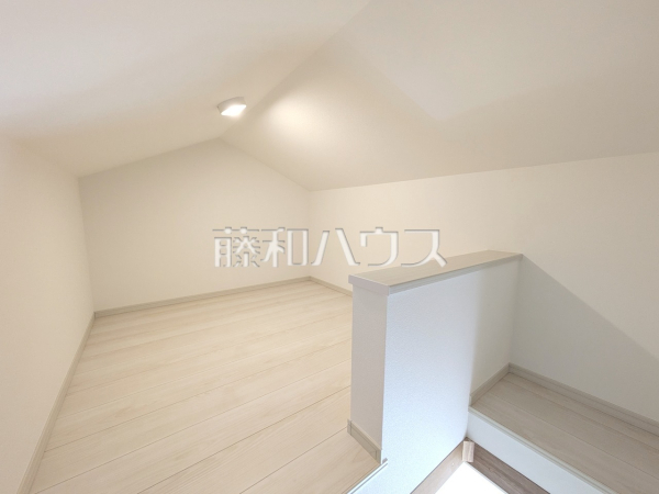 4号棟　小屋裏収納　 固定階段式小屋裏収納は、季節物やスーツケース等かさばる物の収納に役立ちます。 【昭島市中神町２丁目】