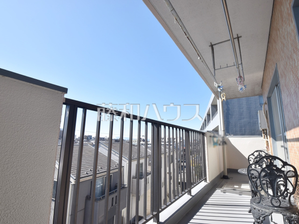 南西角部屋につきバルコニーも広々。日差しもたっぷり入ります！　【西武柳沢ローヤルコーポ】