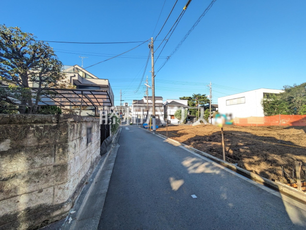 接道状況および現場風景　【杉並区西荻南４丁目】建築条件はございませんので、ライフスタイルに合わせた自由なマイホームづくりが可能です。