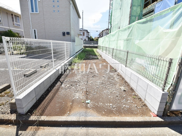 2号地　現地写真(路地状部分入口)　【小平市小川町１丁目】 道路から奥まった住まいは、車や人通りも気にならずプライバシーの確保された住空間を保つことができます。 