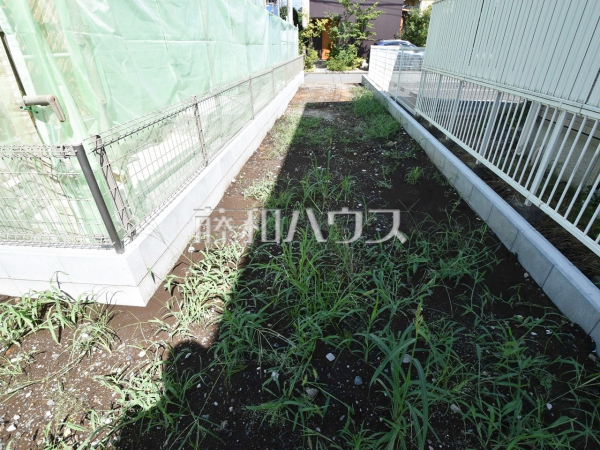 2号地　現地写真(路地状部分)　【小平市小川町１丁目】 路地状部分が長いので、小さなお子様が急に道路に飛び出てしまうことを防げます。安心してお庭で遊ぶことができますね。 