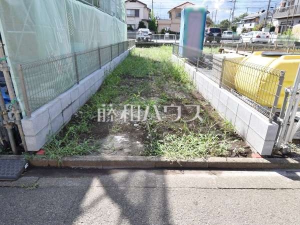 5号地　現地写真(路地状部分入口)　【小平市小川町１丁目】路地状部分が長く、小さなお子様が急に道路に飛び出てしまうことを防げます。安心してお庭で遊ぶことができますね。