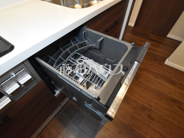 キッチンには家事時間を短縮する食洗機付き。　【ライオンズステーションプラザめじろ台】