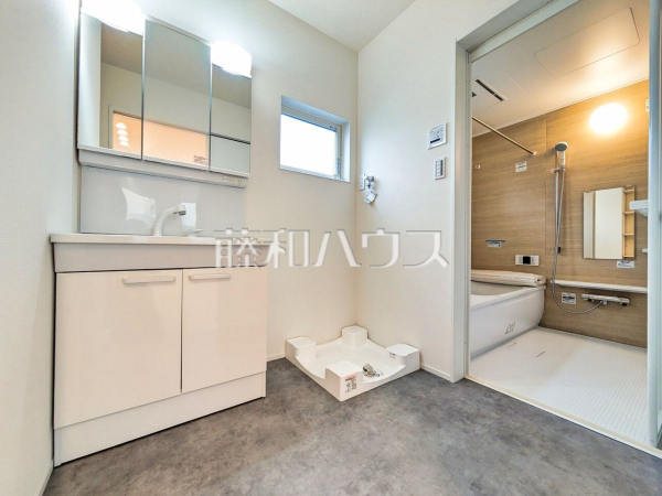 洗面室　【所沢市大字久米】洗面化粧台は身支度も楽々三面鏡を採用しました。水垢がたまりにくくお掃除もしやすくなります。
