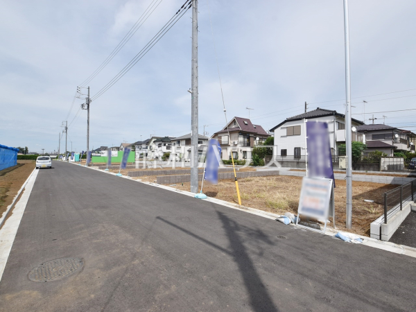 接道状況および現場風景　 運転、駐車が苦手な方にも嬉しい前面道路6m！ 　【小平市小川町１丁目】