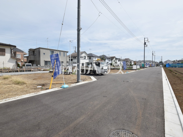 接道状況および現場風景　 理想をかなえる自由設計の土地！ぜひ皆様の「こんな家に住みたい！」をお聞かせ下さい。  【小平市小川町１丁目】