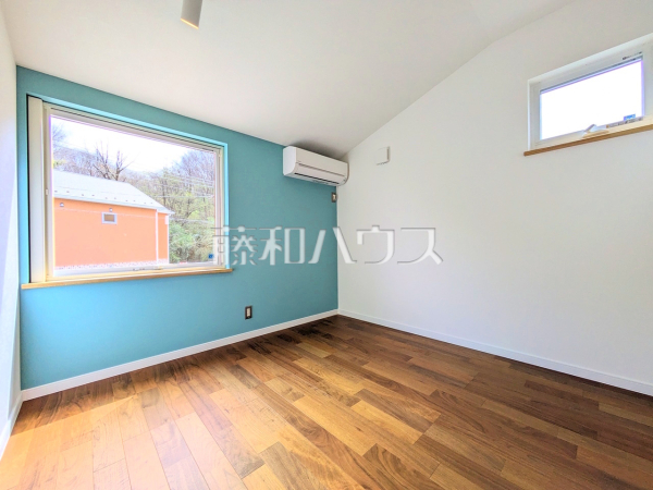 居室　【八王子市弐分方町】
幼い頃のたくさんの想い出が詰まった実家の部屋。それは特別な場所としていつまでも心に残っています。いつかこの部屋が子供たちにとってのそのような場所になるのかな？　