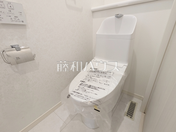 A号棟　トイレ　健康は確かな洗浄から。体調の悪いときにも効果的な温水洗浄機能付きトイレ。ご家族一人ひとりのお好みに合わせてご使用頂けます。【練馬区旭丘２丁目】