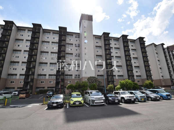 ≪外観≫見学はしたいけど、なかなか時間が取れない・・・そんな方に出勤前や仕事終わりにマイホームを見学できるサポートをいたします。【狛江ハイタウン1号棟】