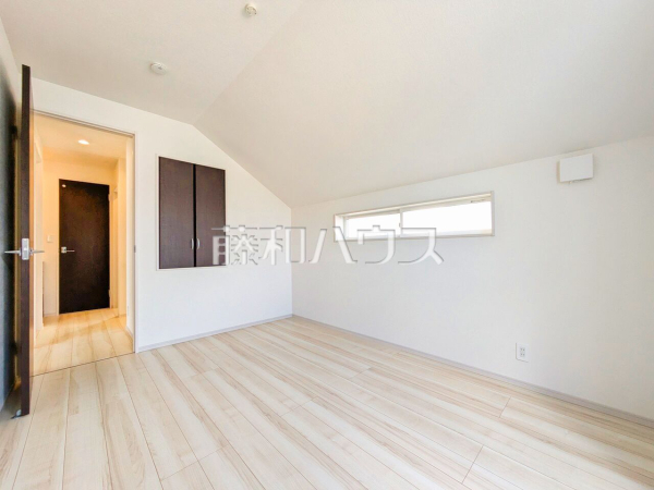 ≪1号棟　その他居室≫全居室角部屋仕様で2面採光を実現！お天気の良い日には窓を開けて換気もできるので気持ち良いですね。【府中市四谷４丁目】