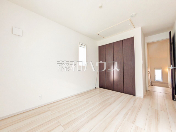 ≪1号棟　その他居室≫各部屋に収納も完備されるため、部屋もしっかり片付きそうですね♪　【府中市四谷４丁目】