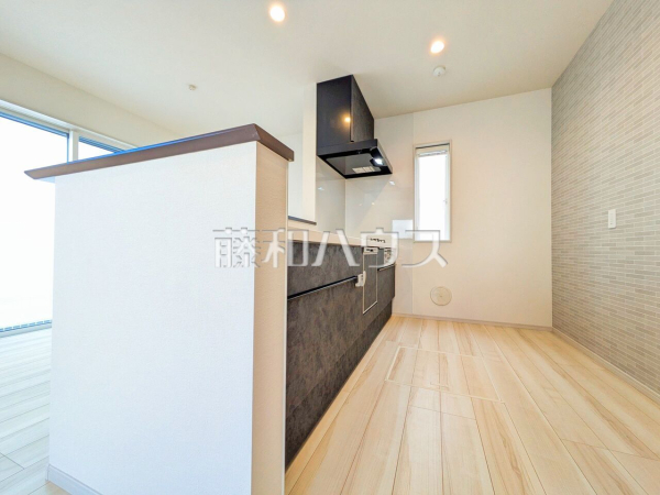 ≪1号棟　キッチン≫ 夫婦そろってキッチンに立っても調理がしやすい余裕の広さ 【府中市四谷４丁目】
