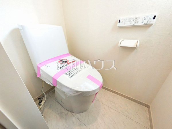 ≪1号棟　トイレ≫１、２階にウォシュレット付の省エネタイプのお手洗いが完備されております♪【府中市四谷４丁目】