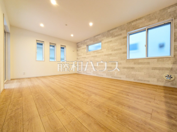 リビング　【八王子市泉町】