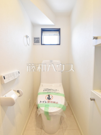 トイレ【小平市上水新町３丁目】清潔な空間を保ちたいトイレはオフホワイトでまとめました。毎日使う場所だからこそお手入れも楽々にできる機能が搭載されております。汚れが付着しにくい便器はお掃除も楽々です。　