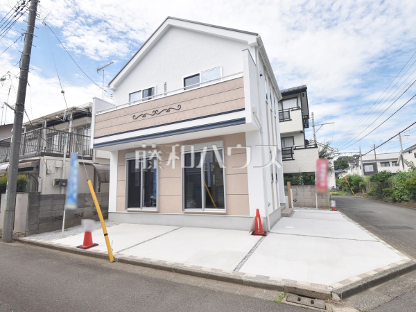 外観　【小平市上水新町３丁目】
南道路で、さらに南側にカースペースがあり日当たり良好です。　