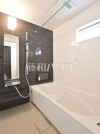 浴室　【小平市上水新町３丁目】浴室換気乾燥暖房機付きの為、冬も快適、入浴後もカラッと乾燥し、カビの発生を抑えます。　