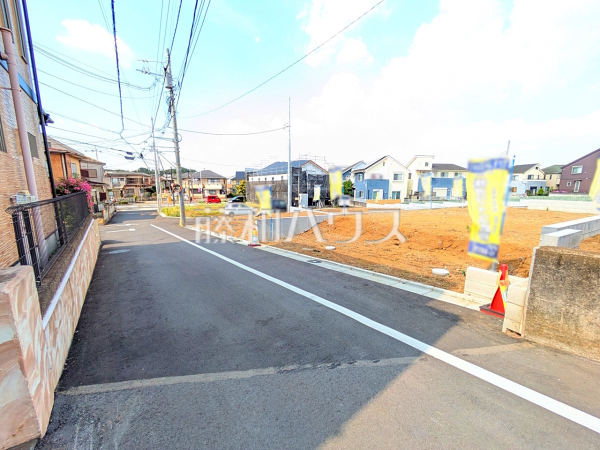接道状況および現場風景　【清瀬市中清戸３丁目】 建物のプレゼンをさせていただきますので、実際の完成イメージを思い描いていただくことができます。お気軽にお問合せ下さい。 