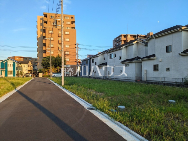 接道状況および現場風景　思い描くライフスタイルを自由にカタチにする自由設計分譲地【立川市一番町４丁目】