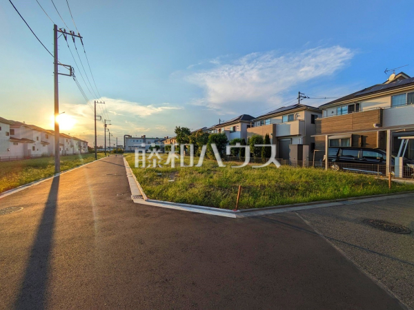 接道状況および現場風景　建築条件はございませんので、ライフスタイルに合わせた自由なマイホームづくりが可能です。【立川市一番町４丁目】