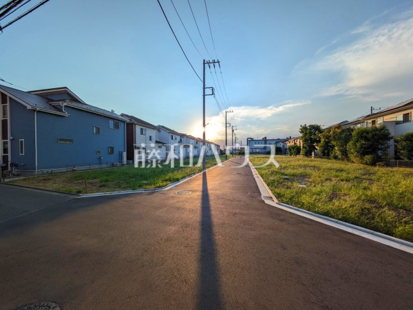 接道状況および現場風景　 全区画に参考プランをご用意いたしました。もちろんフリープランで建築可能！ 【立川市一番町４丁目】