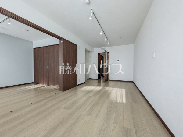 LDKは隣接する居室のドアを開ければ約19帖の開放的な空間が広がります。　【サンクレイドル田無】