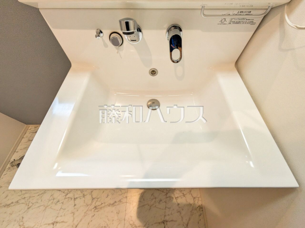  洗面化粧台のボウルは汚れにくく、幅も広めでお掃除も楽々できます。 【東久留米市下里７丁目】
