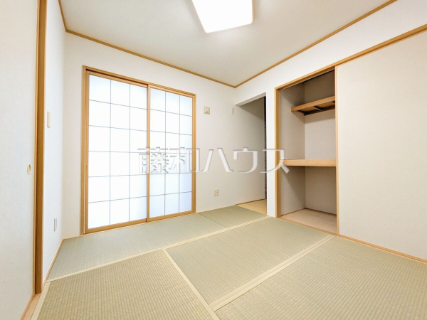  畳はクッション性があり怪我に繋がりにくいため、和室はお子様を遊ばせるのにちょうど良い空間です。 　【東久留米市下里７丁目】