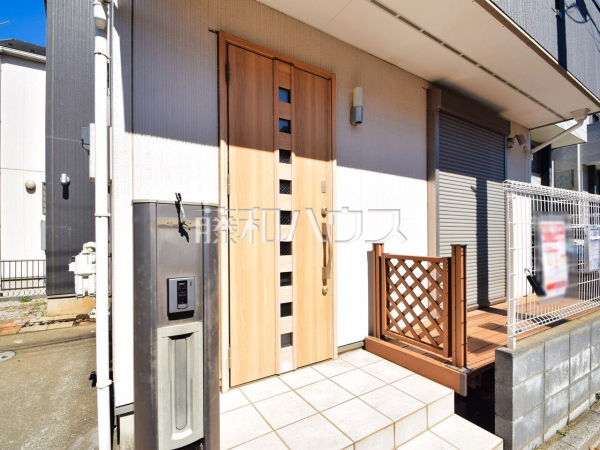 玄関　【練馬区大泉学園町３丁目】 見学はしたいけど、なかなか時間が取れない・・・そんな方に出勤前や仕事終わりにマイホームを見学できるサポートをいたします。 