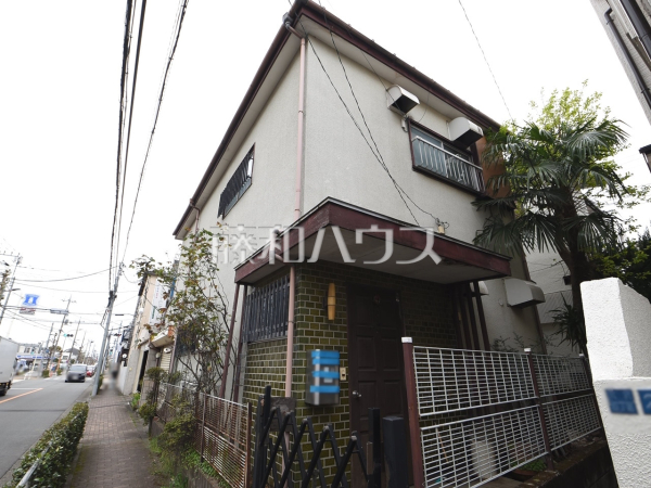 現地写真（現況：古屋有り）【三鷹市大沢４丁目】見学はしたいけど、なかなか時間が取れない・・・そんな方に出勤前や仕事終わりにマイホームを見学できるサポートをいたします！