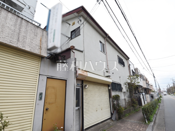 現地写真　（現況：古屋有り）　【三鷹市大沢４丁目】ハウスメーカーからプランまでフルオーダーで自由にマイホームがつくれる、建築条件のない宅地分譲です。