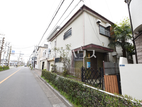 接道状況および現場風景　【三鷹市大沢４丁目】
前面道路11.9mなので、運転が少し苦手な方でも運転・駐車がしやすそうですね。　