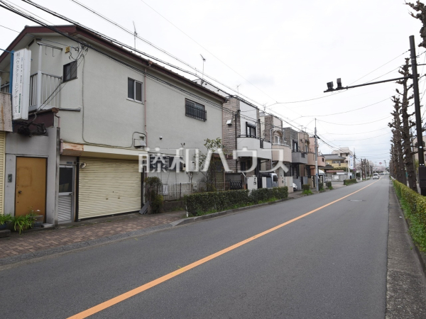 接道状況および現場風景　【三鷹市大沢４丁目】建築会社を自由にセレクトできる土地分譲で理想の暮らしを叶えて下さい。