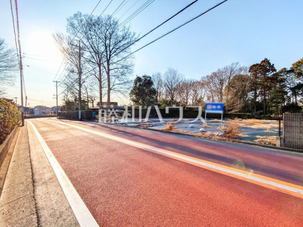 接道状況および現場風景　【清瀬市中里６丁目】 見学はしたいけど、なかなか時間が取れない・・・そんな方に出勤前や仕事終わりにマイホームを見学できるサポートをいたします。 