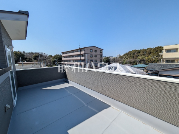 ■D号棟　ルーフバルコニー■
周囲に高い建物がないため、解放感がございます。BBQやガーデニングなど用途は無限大です。【多摩市南野２丁目】