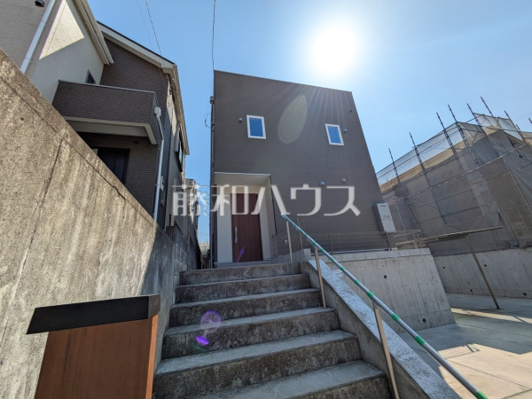 ■D号棟　外観■
太陽に愛され、日当り・通風に優れた魅力的で快適さを追求した邸宅。ここに住むからこそ意味がある。そんな特別感に浸ってみませんか。【多摩市南野２丁目】