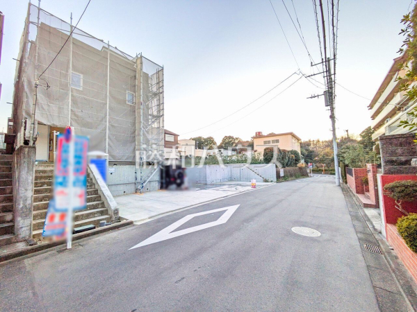 接道状況および現場風景　【多摩市南野２丁目】 平日のご案内も可能です。まずはお気軽にお問合せ下さいませ。 