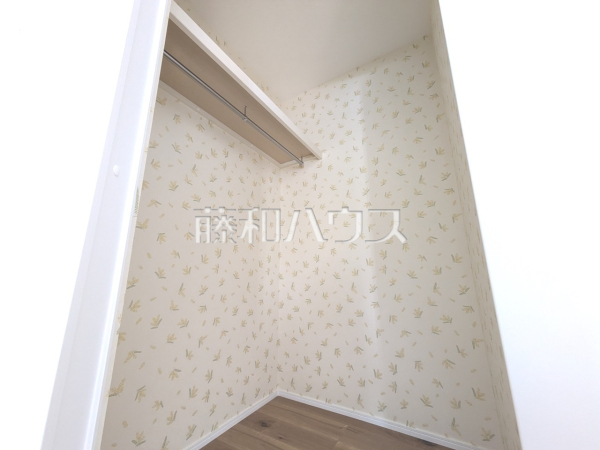 ■D号棟　収納■
壁紙がかわいいWIC＼＾＾／片付け中も気持ちが明るくなりますね。【多摩市南野２丁目】