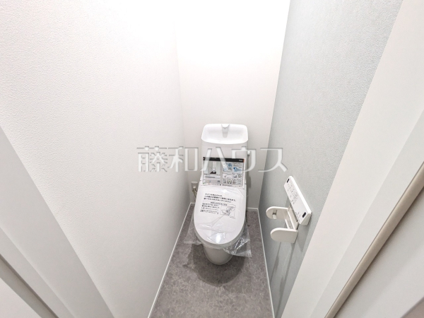 ■D号棟　トイレ■
各階にトイレを設けておりますので、朝の忙しい時間などトイレの取り合いで喧嘩になることも少なそうですね。【多摩市南野２丁目】