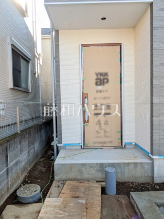 D号棟　玄関　【多摩市南野２丁目】
いよいよ完成間近です！ぜひ現地で実際に御覧ください。日当たりや周辺環境も併せてご案内いたします。