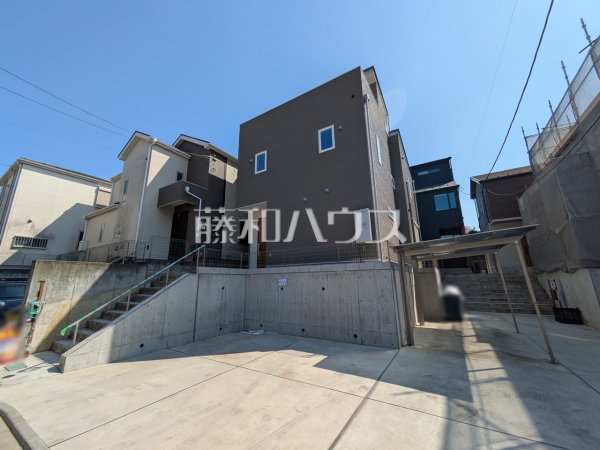 ■D号棟　外観■
モノトーンを中心とした配色の現代的なデザイン。
直線的ですっきりとしたスクエアなデザインが、お客様のお住まいを都会的に印象づけます。【多摩市南野２丁目】