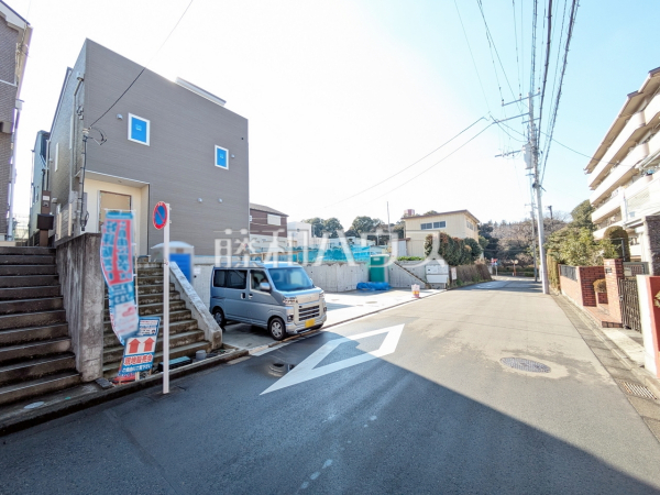 D号棟　接道状況および現場風景　【多摩市南野２丁目】
前面道路も広々6ｍで駐車もらくらくです☆