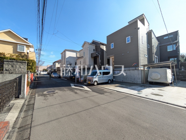 接道状況および現場風景　【多摩市南野２丁目】太陽に愛され、日当り・通風に優れた魅力的で快適さを追求した邸宅。