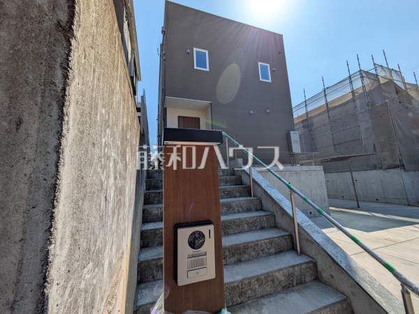 ■D号棟　外観■
TVモニター付きインターホンのため訪問者がひと目で分かります。【多摩市南野２丁目】