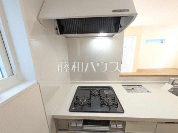 ■D号棟　キッチンコンロ■
フラットな表面で汚れも拭きとりやすく、お掃除が簡単な3口ガラストップコンロ。【多摩市南野２丁目】