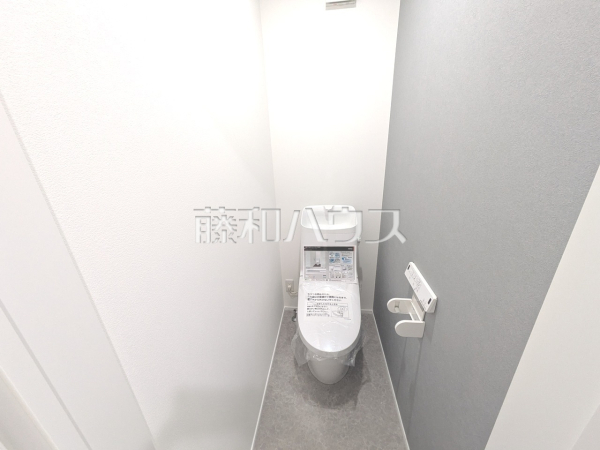 ■D号棟　トイレ■
アクセントクロスで全体を引き締めたスタイリッシュなトイレは、壁紙もサッと拭きやすい素材でお手入れも楽ちんです。【多摩市南野２丁目】