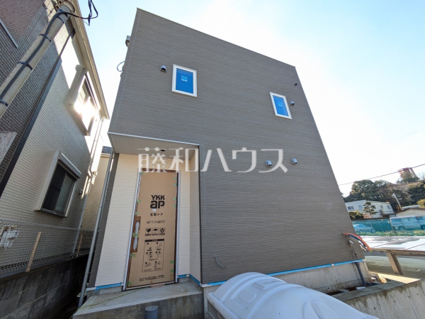 D号棟　外観　【多摩市南野２丁目】
直線的ですっきりとしたスクエアなデザインが、お客様のお住まいを都会的に印象づけます。　